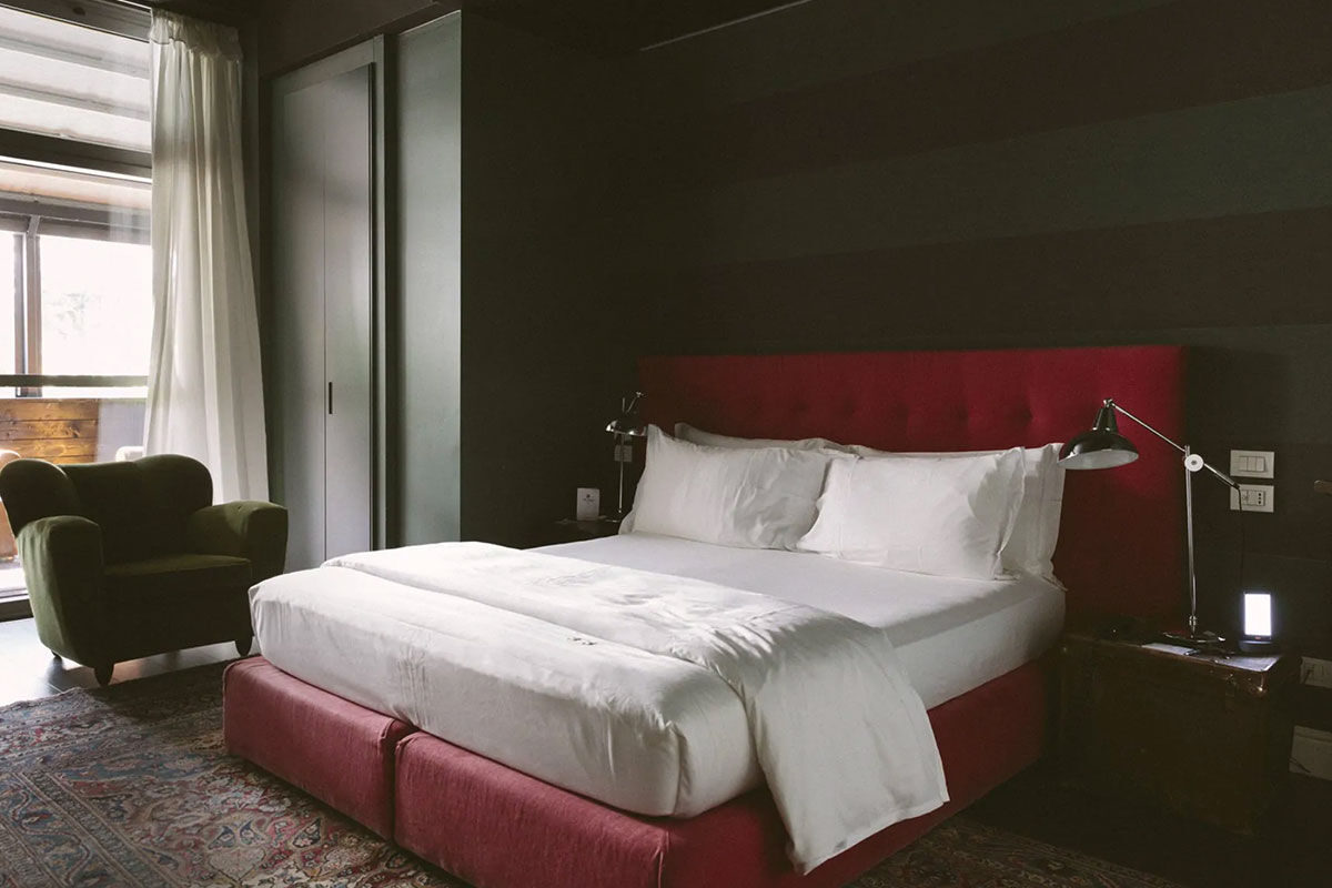 <b>The Yard</b> - Overlooking the canal, this funky, moody hotel invites you to grab a cocktail at its retro bar or recline into a leather couch in its stylish lounge. Filled with antiques and unique items, The Yard sparks inspiration before you head out into Milan’s nightlife.