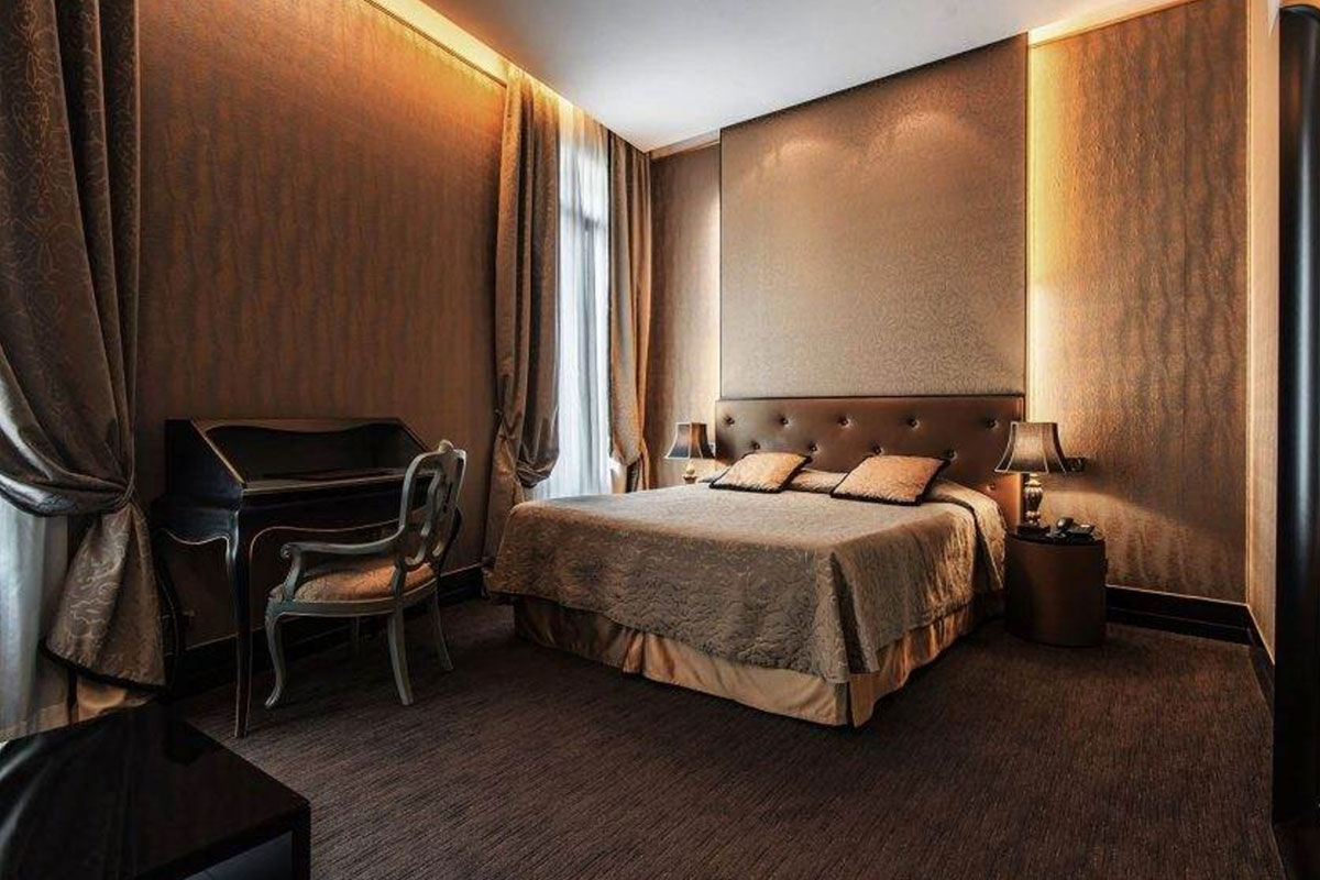 <b>Aqua Palace Hotel</b> - Located within the Castello quarter, this luxury boutique has an air of seduction, charm and mystery. Its soft lighting, luxe linens and gothic coloring makes for a moody and romantic escape on the rio de San Zulian.