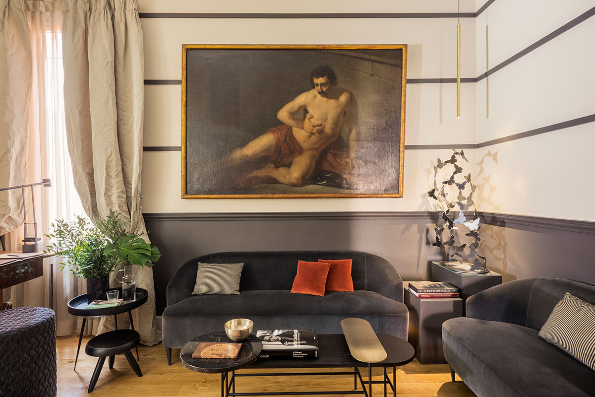 <b>Crossing Condotti</b> - Located off a chic side street just behind the Piazza di Spagna, this contemporary boutique serves as both a retreat as well as a launch pad for exploration. It is a cleverly furnished neo-Baroque apartment using Sicilian antiques and beamed ceilings to create a modern-Renaissance feel for your stay.