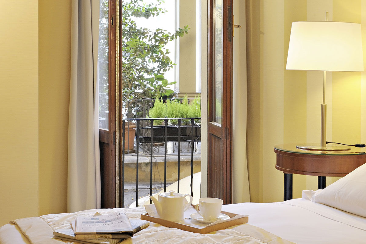 <b>Hotel Gran Duca di York</b> - Sitting on a cobblestone street and set in a palazzo from the 19th century, the Hotel Gran Duca di York is full of Old-World charm and romance. This boutique hotel welcomes you with its courtyard, lounge and collection of antique frescoes.