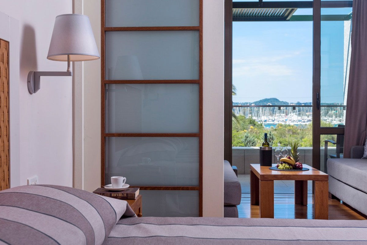 <b>Kontokali Bay Resort & Spa, Kontokali</b> - Kontokali Bay Resort & Spa offers guests a vacation free of stress; on site amenities include four restaurants (two on the beach), two bars, an outdoor saltwater pool, spa, sauna and two beaches. The rooms are airy and have an oceanlike palette as well as spanning views of the Ionian Sea coast.