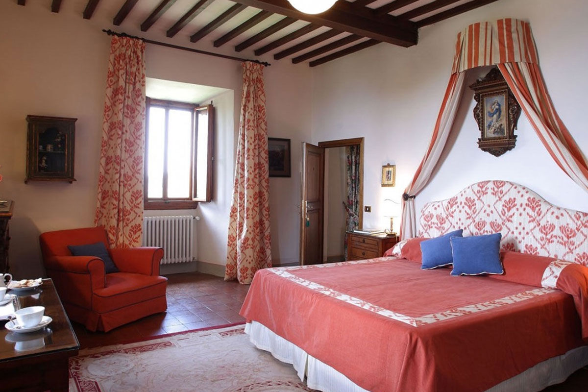 <b>Villa Le Barone</b> - This charming boutique hotel consists of quaint cottages, barns and a 16th century villa covered in ivy. With antique furnishings and a down-to-earth Tuscan restaurant, Villa Le Barone has an unspoiled ambiance of timeless Chianti warmth.