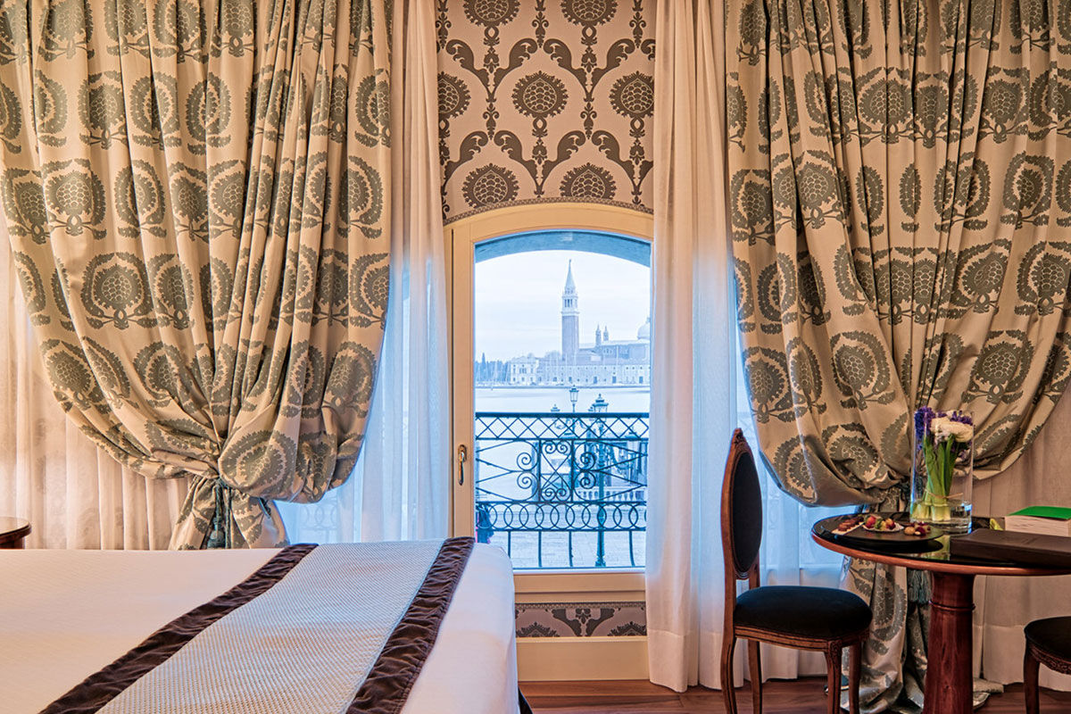 <b>Londra Palace</b> - Overlooking the Venetian Lagoon and San Marco basin, this genteel hotel has two elegant restaurants as well as a bar, lounge and rooftop terrace. The quality tapestries and brocades transport you from modern Venice to the days of opulence and splendor.