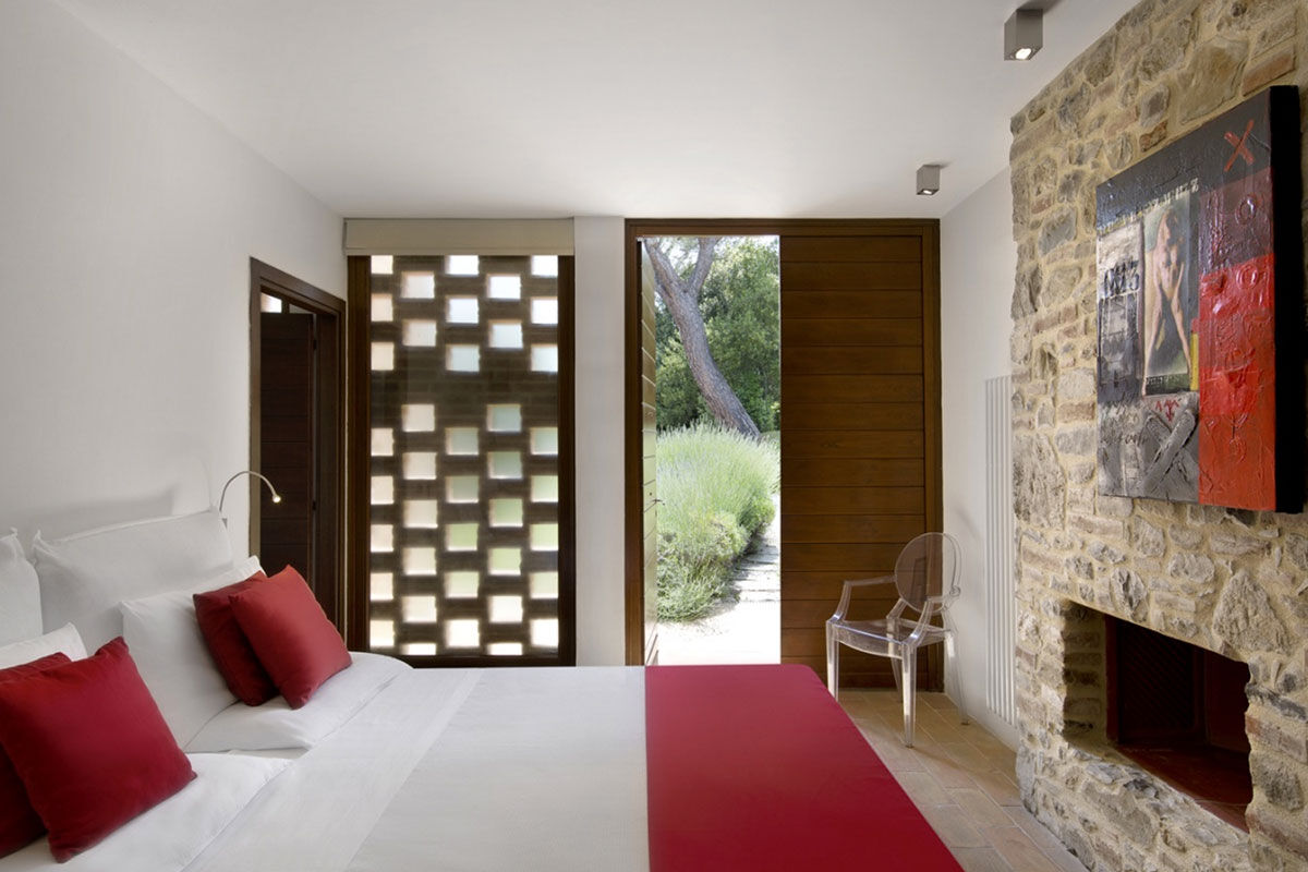 <b>Poggio Piglia</b> - Tucked away from the main road and sitting on its own quiet grounds, Poggio Piglia is the perfect retreat for the relaxed and refined traveler. At Poggio Piglia, culture and practicality meet: the infinity pool is nestled next to the herb garden and wine and olive oil are produced on site.