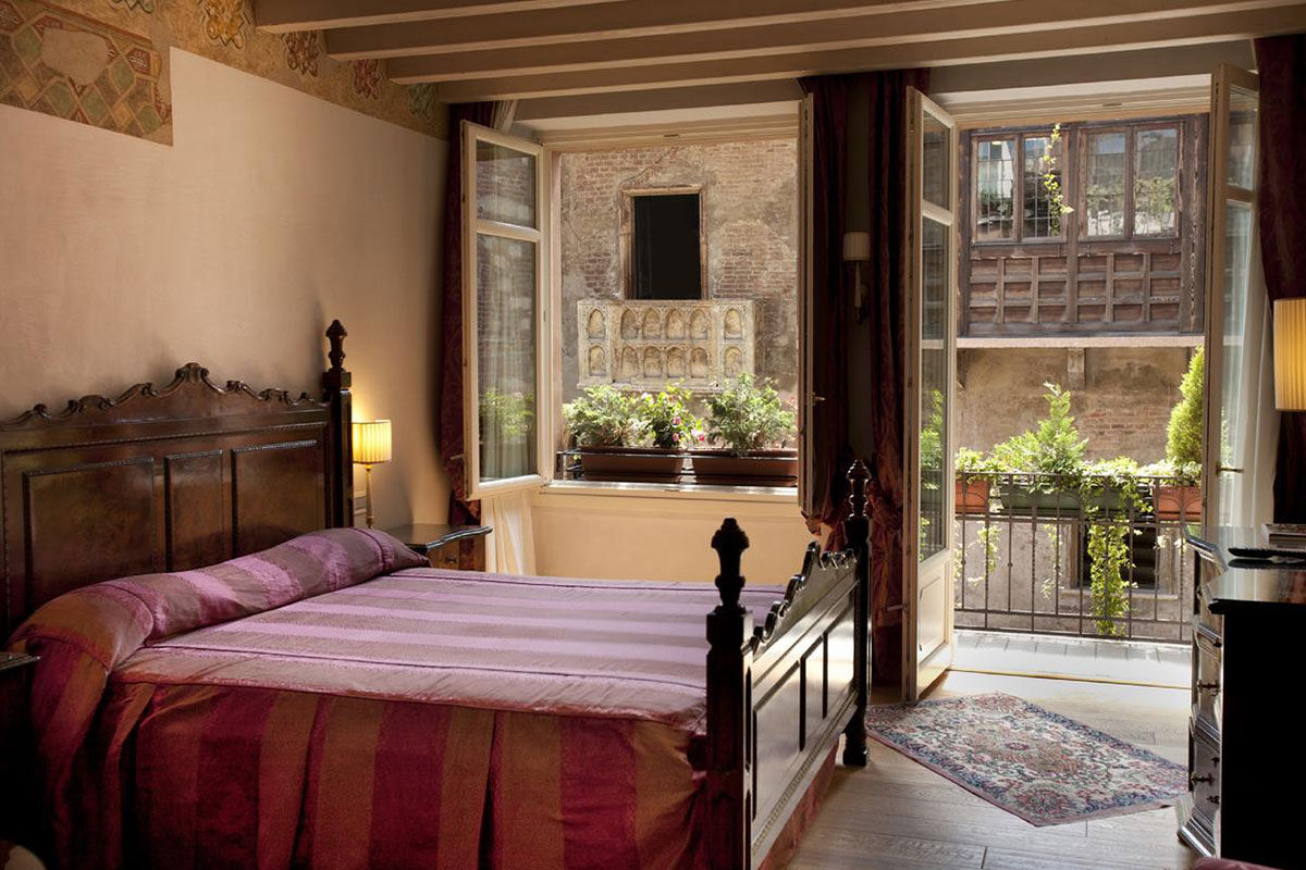 <b>Il Sogno di Giulietta</b> - Located within the courtyard of La Casa di Giulietta, you can’t get any closer to Shakespeare’s romantic world. With antique furnishings, this upscale boutique hotel has a dreamy charm; it even opens the courtyard to guests at night, while otherwise closed to the public.