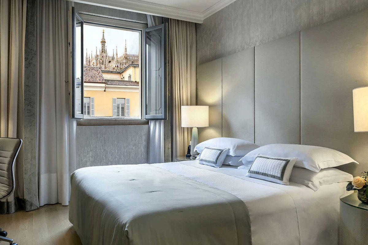 <b>Starhotels Rosa Grand</b> - The only hotel on Piazza Fontana, Hotel Rosa Grand is minutes away from Milan’s choice artistic and architectural treasures. This handsome hotel boasts of its views over the city square, its chic wine bar and lounge as well as its elegant restaurant, steam baths and tanning beds.