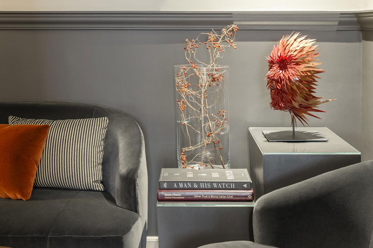 <b>Crossing Condotti</b> - Located off a chic side street just behind the Piazza di Spagna, this contemporary boutique serves as both a retreat as well as a launch pad for exploration. It is a cleverly furnished neo-Baroque apartment using Sicilian antiques and beamed ceilings to create a modern-Renaissance feel for your stay.