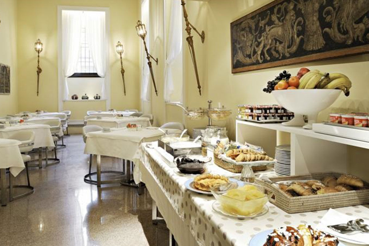 <b>Hotel Gran Duca di York</b> - Sitting on a cobblestone street and set in a palazzo from the 19th century, the Hotel Gran Duca di York is full of Old-World charm and romance. This boutique hotel welcomes you with its courtyard, lounge and collection of antique frescoes.