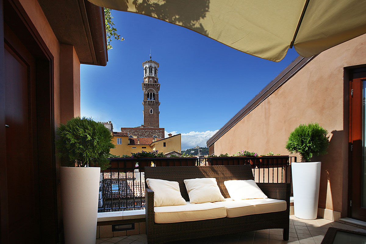 <b>Il Sogno di Giulietta</b> - Located within the courtyard of La Casa di Giulietta, you can’t get any closer to Shakespeare’s romantic world. With antique furnishings, this upscale boutique hotel has a dreamy charm; it even opens the courtyard to guests at night, while otherwise closed to the public.