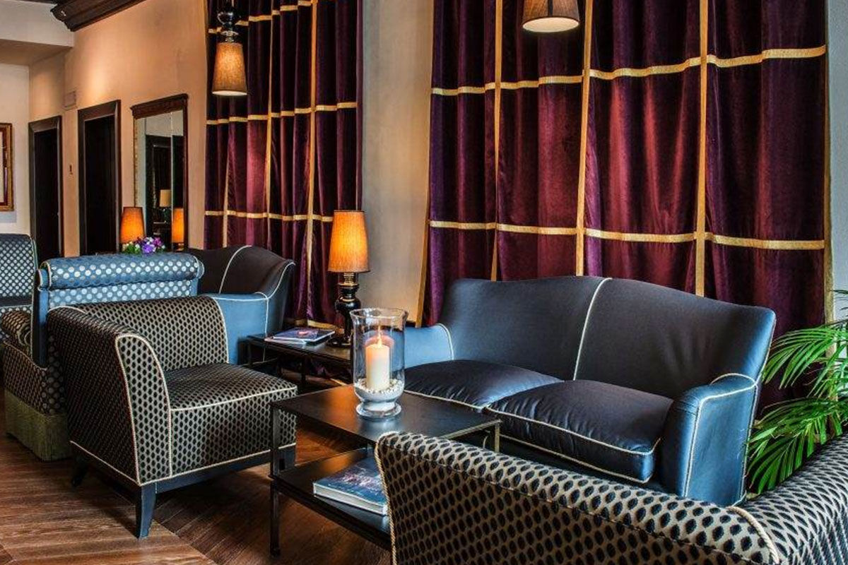 <b>Aqua Palace Hotel</b> - Located within the Castello quarter, this luxury boutique has an air of seduction, charm and mystery. Its soft lighting, luxe linens and gothic coloring makes for a moody and romantic escape on the rio de San Zulian.