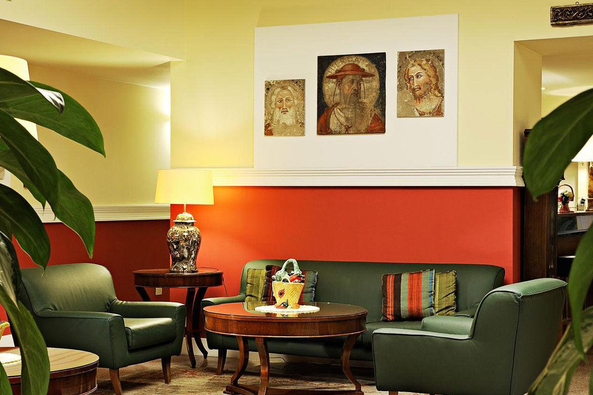 <b>Hotel Gran Duca di York</b> - Sitting on a cobblestone street and set in a palazzo from the 19th century, the Hotel Gran Duca di York is full of Old-World charm and romance. This boutique hotel welcomes you with its courtyard, lounge and collection of antique frescoes.