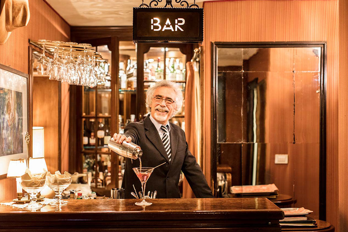 <b>Hotel Flora</b> - Covered in ivy and featuring traditional furnishings and chandeliers, Hotel Flora is a charming 17th century dream. Enjoy a peaceful breakfast in the leafy courtyard before heading to neighboring Saint Mark’s Square or Calle XXII Marzo for some upscale shopping.