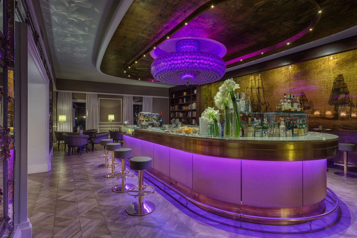 <b>Plaza Hotel Lucchesi</b> - Circa 1860, Plaza Hotel Lucchesi was one of the first hotels established in Florence and has a unique view of both the River Arno and Santa Croce. It offers a contemporary refinement with its rooftop pool, upscale restaurant, American bar and lounge with a fireplace.