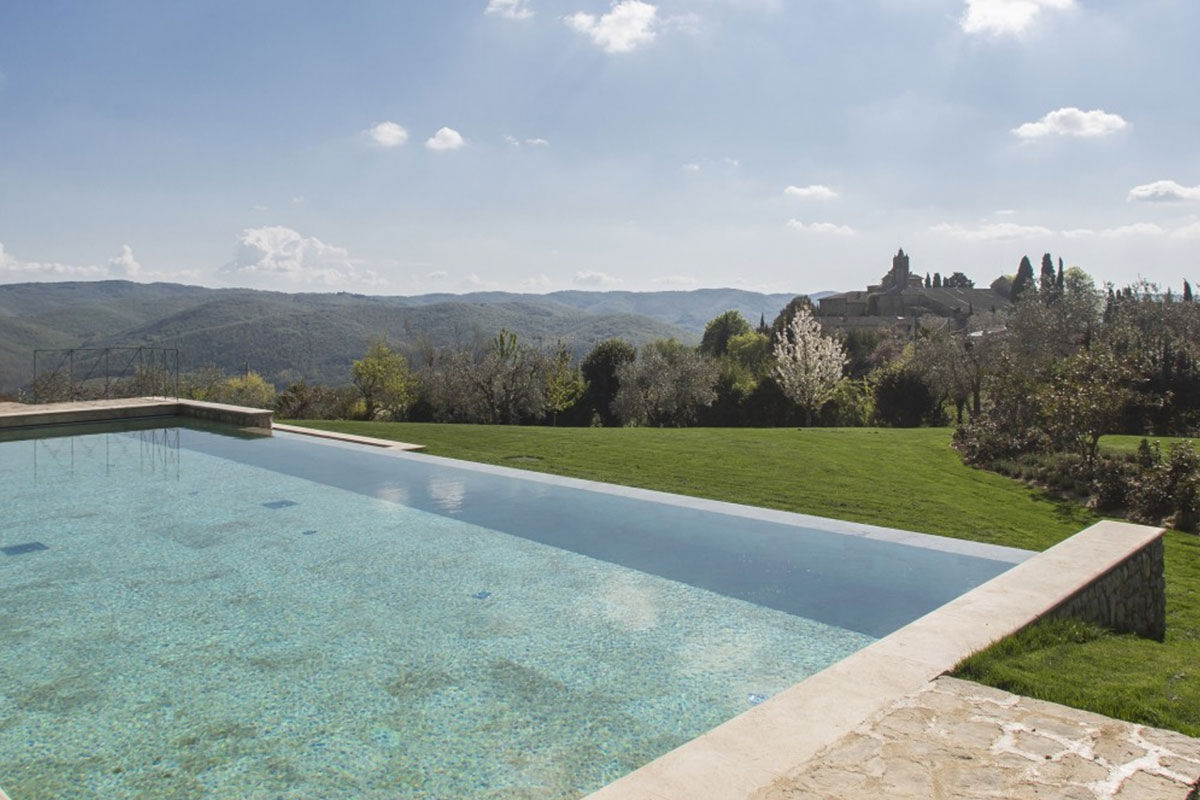 <b>Villa Le Barone</b> - This charming boutique hotel consists of quaint cottages, barns and a 16th century villa covered in ivy. With antique furnishings and a down-to-earth Tuscan restaurant, Villa Le Barone has an unspoiled ambiance of timeless Chianti warmth.