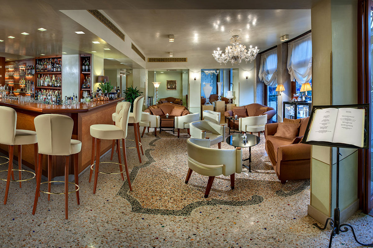 <b>Londra Palace</b> - Overlooking the Venetian Lagoon and San Marco basin, this genteel hotel has two elegant restaurants as well as a bar, lounge and rooftop terrace. The quality tapestries and brocades transport you from modern Venice to the days of opulence and splendor.