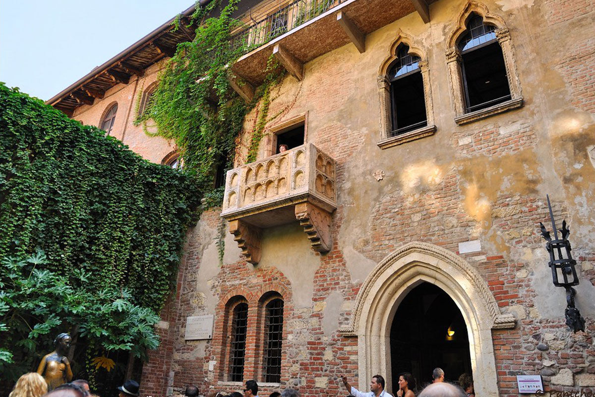 <b>Il Sogno di Giulietta</b> - Located within the courtyard of La Casa di Giulietta, you can’t get any closer to Shakespeare’s romantic world. With antique furnishings, this upscale boutique hotel has a dreamy charm; it even opens the courtyard to guests at night, while otherwise closed to the public.