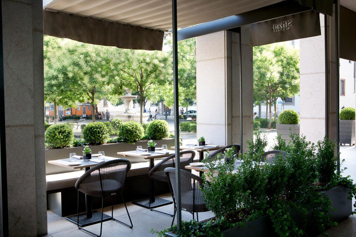 <b>Starhotels Rosa Grand</b> - The only hotel on Piazza Fontana, Hotel Rosa Grand is minutes away from Milan’s choice artistic and architectural treasures. This handsome hotel boasts of its views over the city square, its chic wine bar and lounge as well as its elegant restaurant, steam baths and tanning beds.