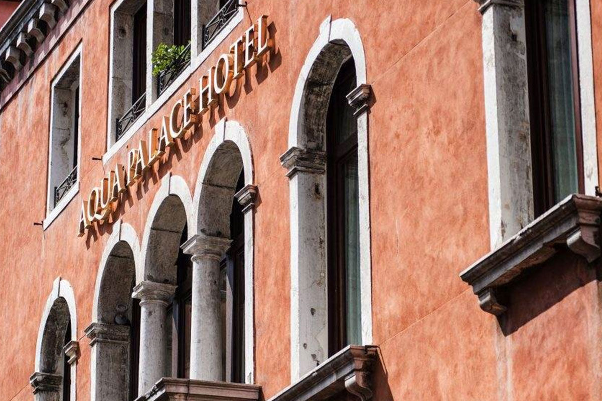 <b>Aqua Palace Hotel</b> - Located within the Castello quarter, this luxury boutique has an air of seduction, charm and mystery. Its soft lighting, luxe linens and gothic coloring makes for a moody and romantic escape on the rio de San Zulian.