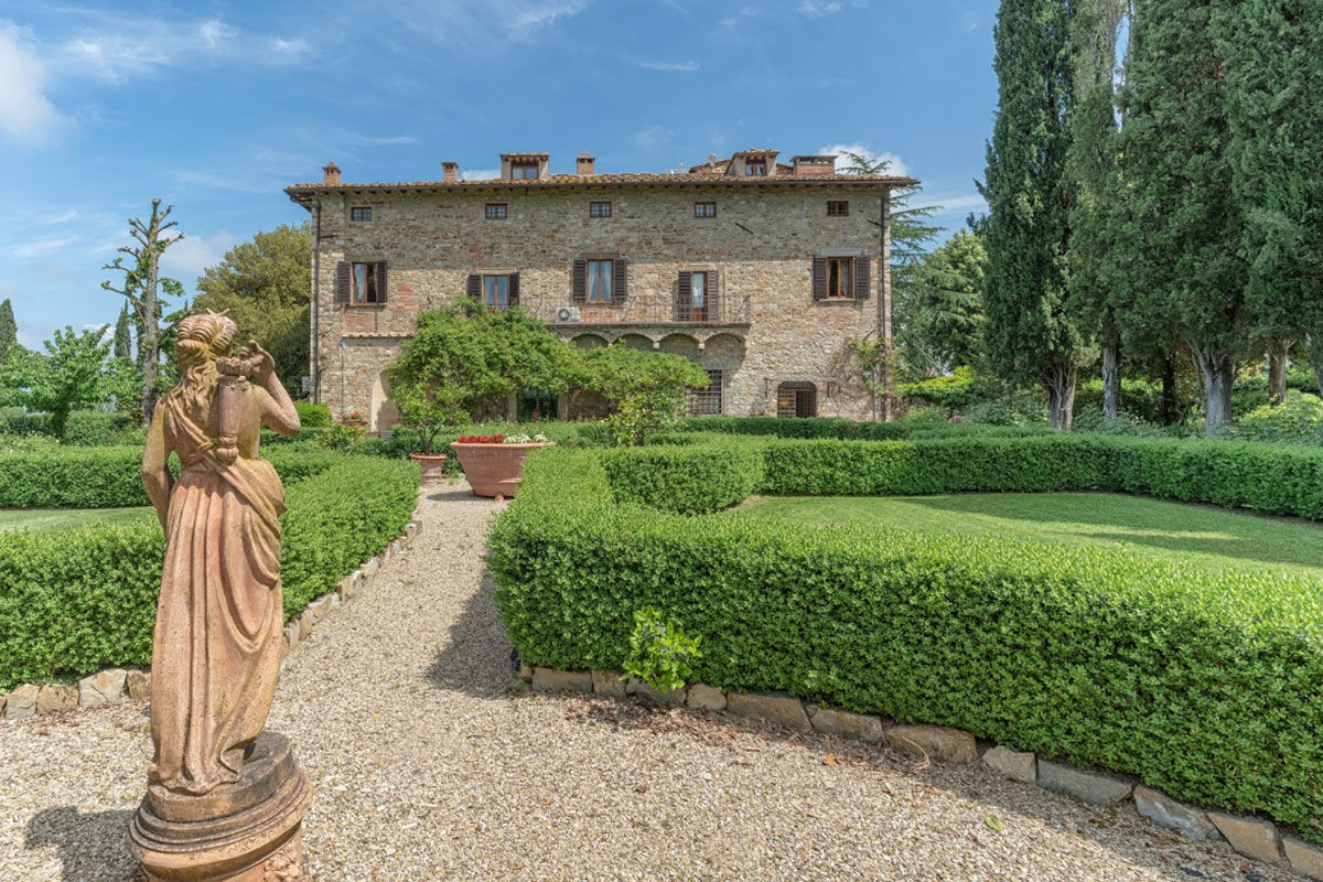 <b>La Canonica di Cortine</b> - Within the heart of Chianti, set amidst centuries-old vineyards and olive trees, La Canonica di Cortine is an ancient abode for country-chic lovers. With mature gardens, a pool and shaded terrace, this Chianti villa is the dream holiday retreat.