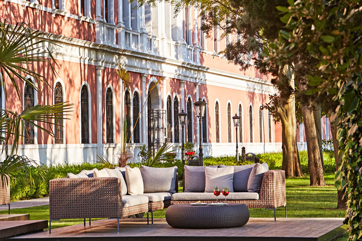 <b>San Clemente Palace Kempinski</b> - Set apart on its own island, this exclusive retreat offers peace, tranquility and privacy to guests. Having the modern conveniences of three restaurants, a pool, tennis court and herbal massage spa, one may forget that this was for centuries home to a monastic settlement.