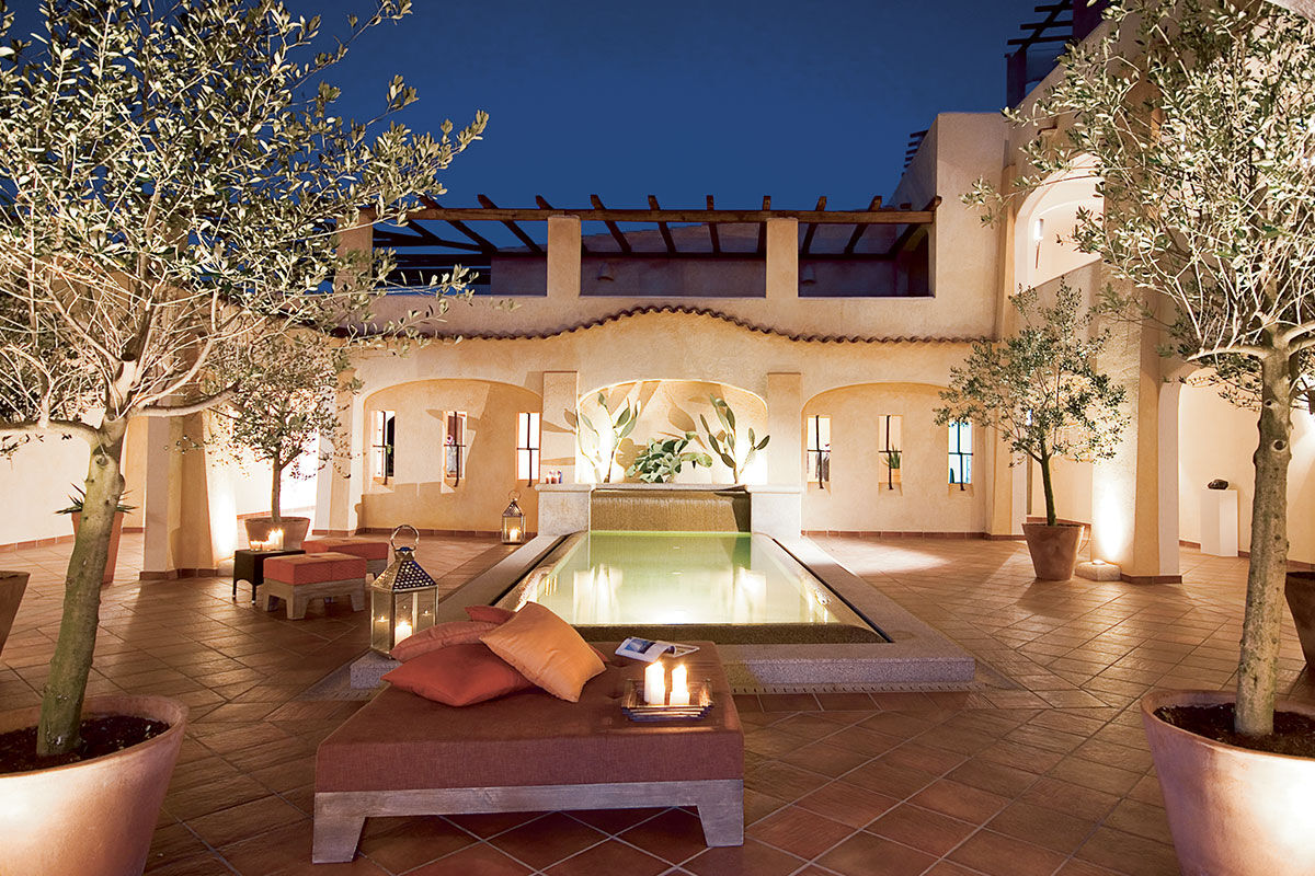 <b>Colonna Pevero</b> - Located on the shore of the Tyrrhenian Sea and surrounded by lush grounds, the Colonna Pevero Hotel boasts 3 restaurants, 3 bars, 5 pools and a spa. The fragrance of the Mediterranean sweeps through this resort spanning the coastline.