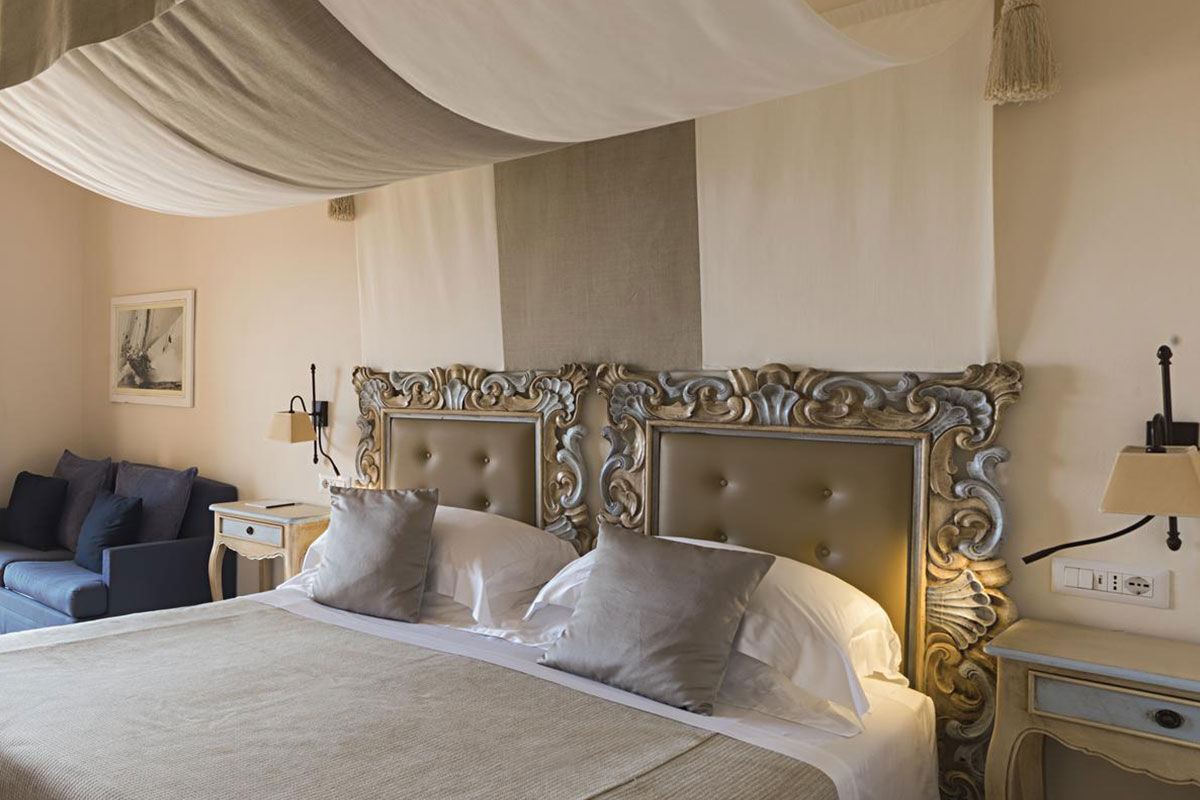 <b>Colonna Pevero</b> - Located on the shore of the Tyrrhenian Sea and surrounded by lush grounds, the Colonna Pevero Hotel boasts 3 restaurants, 3 bars, 5 pools and a spa. The fragrance of the Mediterranean sweeps through this resort spanning the coastline.