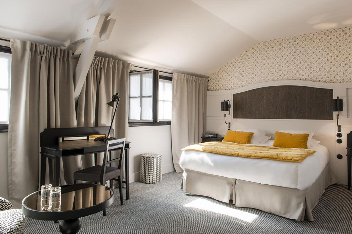 <b>Hotel D’Aubusson</b> - With its regular jazz nights and plush all-day cafe (featuring a grand piano), the Hotel D’Aubusson knows how to put on a show. Set inside a 17th century townhouse, this elegant hotel is only an 11-minute walk to the Cathedrale Notre-Dame de Paris.