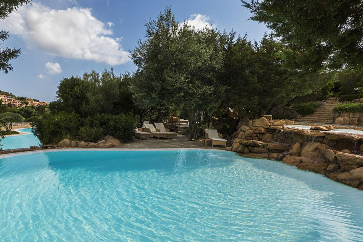 <b>Colonna Pevero</b> - Located on the shore of the Tyrrhenian Sea and surrounded by lush grounds, the Colonna Pevero Hotel boasts 3 restaurants, 3 bars, 5 pools and a spa. The fragrance of the Mediterranean sweeps through this resort spanning the coastline.