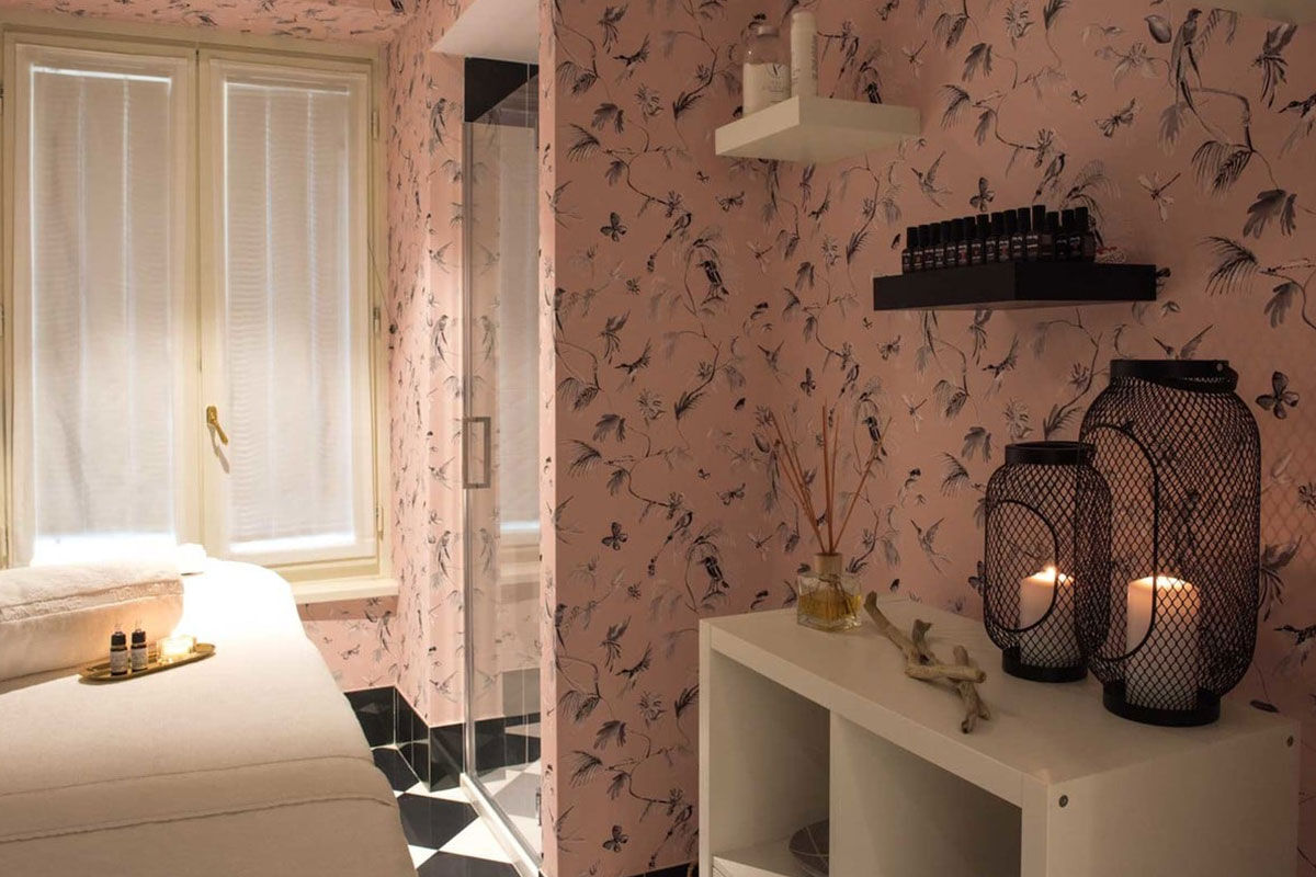 <b>Turin Palace Hotel</b> - Only a 3-minute walk to the train station, The Turin Palace hotel is a convenient and stylish choice for the cosmopolitan traveler. It offers panoramic city views from its rooftop terrace, as well as refined rooms with chic décor.