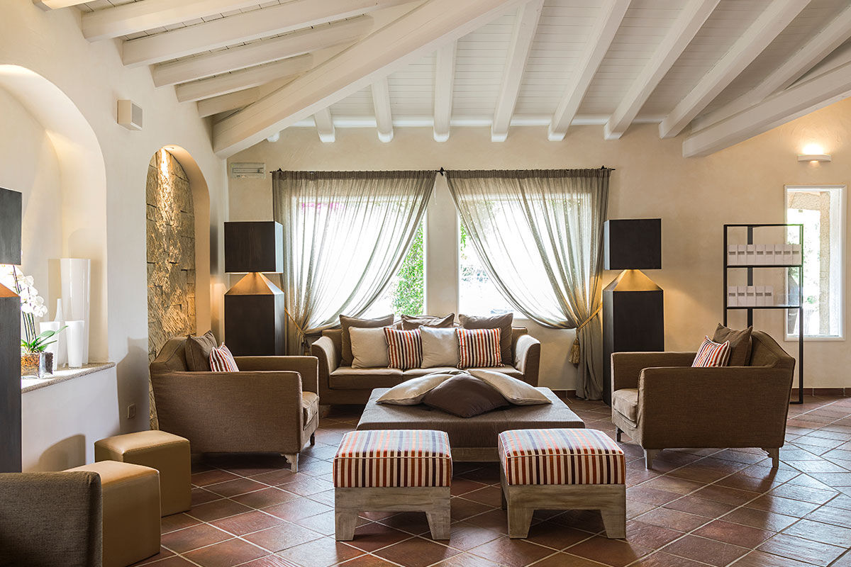 <b>Colonna Pevero</b> - Located on the shore of the Tyrrhenian Sea and surrounded by lush grounds, the Colonna Pevero Hotel boasts 3 restaurants, 3 bars, 5 pools and a spa. The fragrance of the Mediterranean sweeps through this resort spanning the coastline.