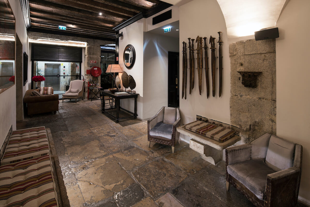 <b>AlmaLusa Baixa-Chiado</b> - Located right in Municipal Square and set in an elegant 18th century building, the AlmaLusa Baixa Chiado is charming and stylish. With an antique-lined lobby and a vintage flair, this luxury boutique hotel makes guests feel the history that surrounds them.