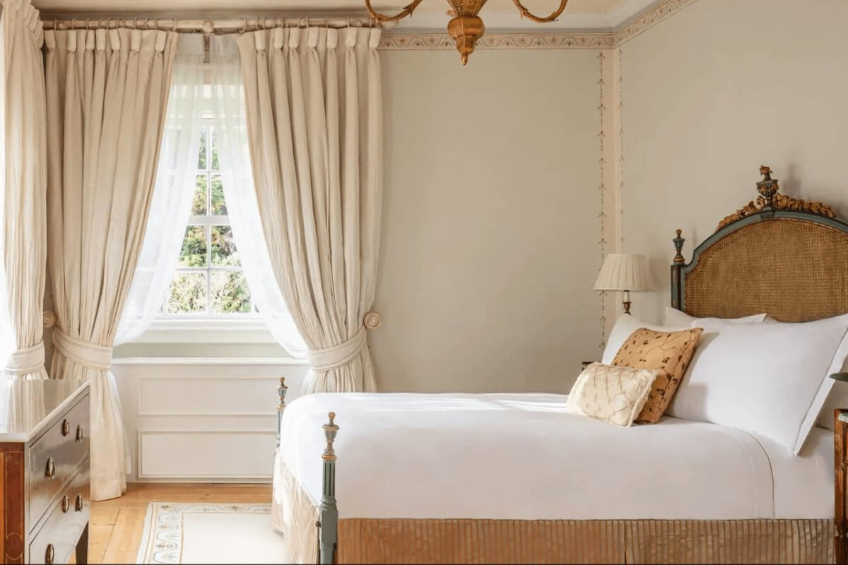 <b>Tivoli Palacio de Seteais Sintra Hotel</b> – Set in a romantic palace, this breathtaking hotel speaks to the heart with its XVIII century architecture, elegant adornments and stunning garden maze. Set on the mountainside of Sintra, this unique palace is in view of the esoteric Quinta da Regaleira and close to the town’s fabulous antique shops.