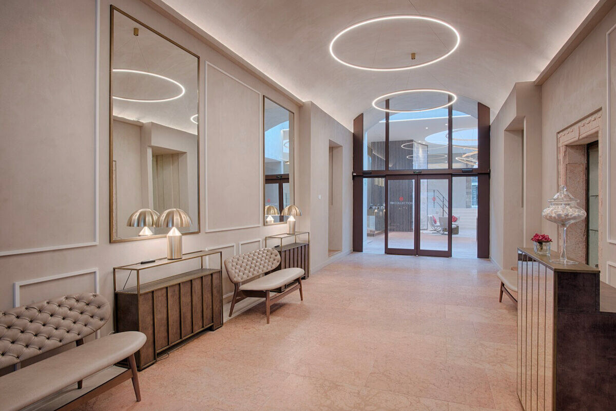 <b>NH Collection Palazzo Verona</b> - A boutique hotel with contemporary pizzaz, the Palazzo Verona is housed in a beautifully preserved 14th century building and is walking distance from the river Adige, Arena di Verona and Juliet’s House. There is a sleek bar serving aperitives, and a restaurant offering Italian cuisine.