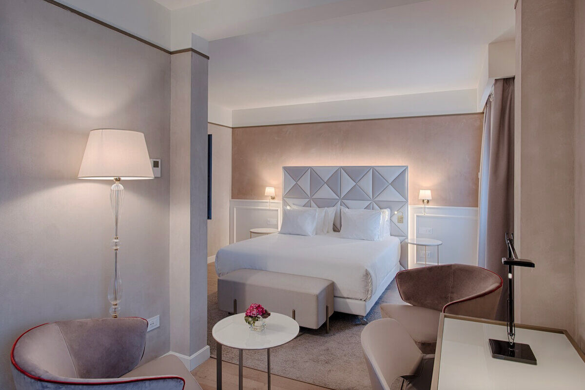 <b>NH Collection Palazzo Verona</b> - A boutique hotel with contemporary pizzaz, the Palazzo Verona is housed in a beautifully preserved 14th century building and is walking distance from the river Adige, Arena di Verona and Juliet’s House. There is a sleek bar serving aperitives, and a restaurant offering Italian cuisine.