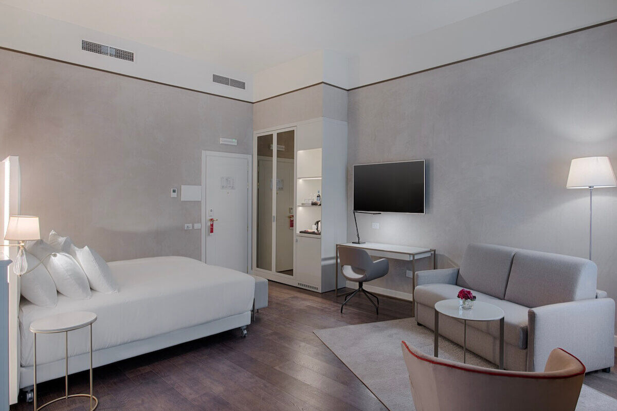 <b>NH Collection Palazzo Verona</b> - A boutique hotel with contemporary pizzaz, the Palazzo Verona is housed in a beautifully preserved 14th century building and is walking distance from the river Adige, Arena di Verona and Juliet’s House. There is a sleek bar serving aperitives, and a restaurant offering Italian cuisine.