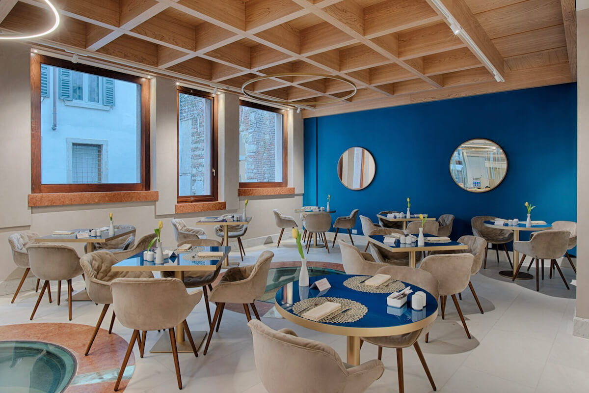 <b>NH Collection Palazzo Verona</b> - A boutique hotel with contemporary pizzaz, the Palazzo Verona is housed in a beautifully preserved 14th century building and is walking distance from the river Adige, Arena di Verona and Juliet’s House. There is a sleek bar serving aperitives, and a restaurant offering Italian cuisine.