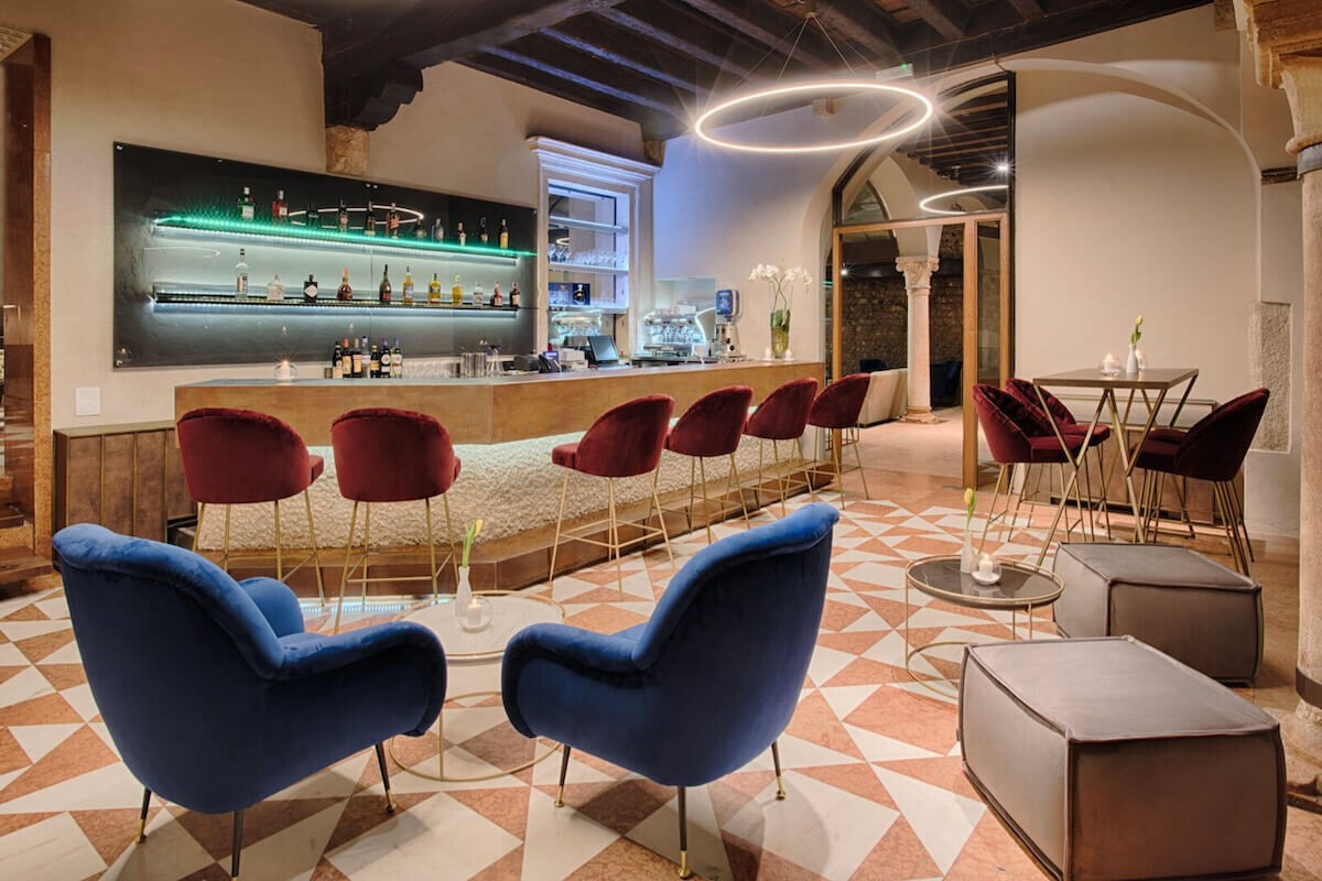 <b>NH Collection Palazzo Verona</b> - A boutique hotel with contemporary pizzaz, the Palazzo Verona is housed in a beautifully preserved 14th century building and is walking distance from the river Adige, Arena di Verona and Juliet’s House. There is a sleek bar serving aperitives, and a restaurant offering Italian cuisine.