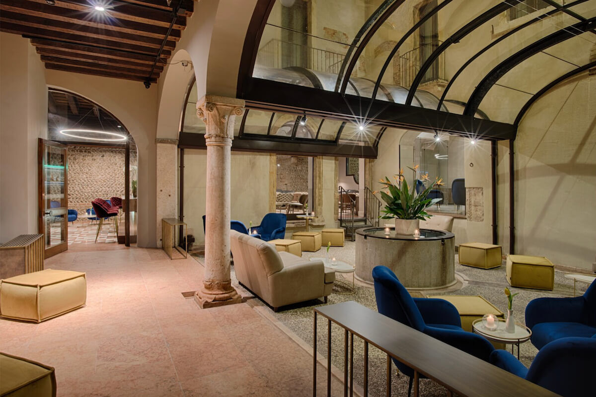 <b>NH Collection Palazzo Verona</b> - A boutique hotel with contemporary pizzaz, the Palazzo Verona is housed in a beautifully preserved 14th century building and is walking distance from the river Adige, Arena di Verona and Juliet’s House. There is a sleek bar serving aperitives, and a restaurant offering Italian cuisine.